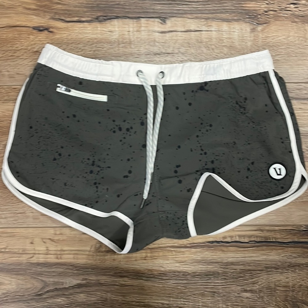 EUC Vuori Tavi shorts. Oregano Splatter. Size small